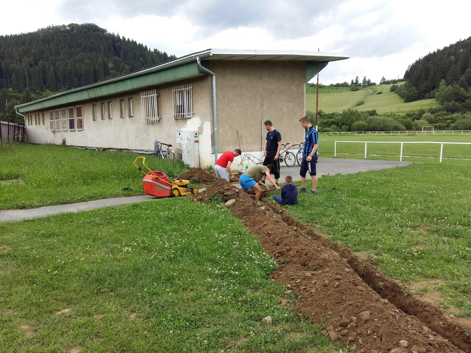 Fotogaléria Zakopávanie kábla ku altánu - jún 2016 (5) Zakopávanie kábla ku altánu - jún 2016